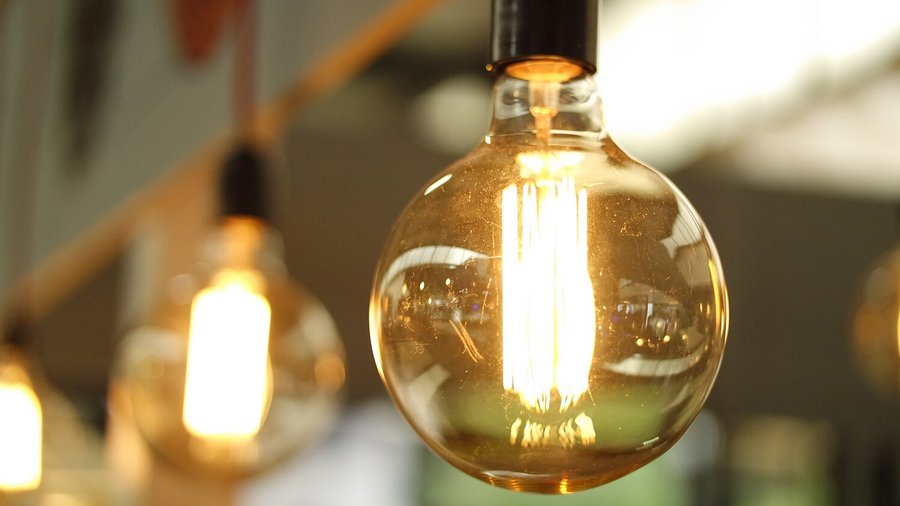 Лампочка горить та споживає електроенергію – Споживання енергії  