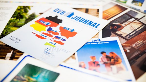 Друковані брошури та журнали, розкладені на столі.