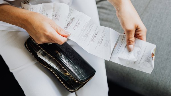 Frau hat eine Quittung in der Hand – steigende Preise Frau hat eine Quittung in der Hand – steigende Preise