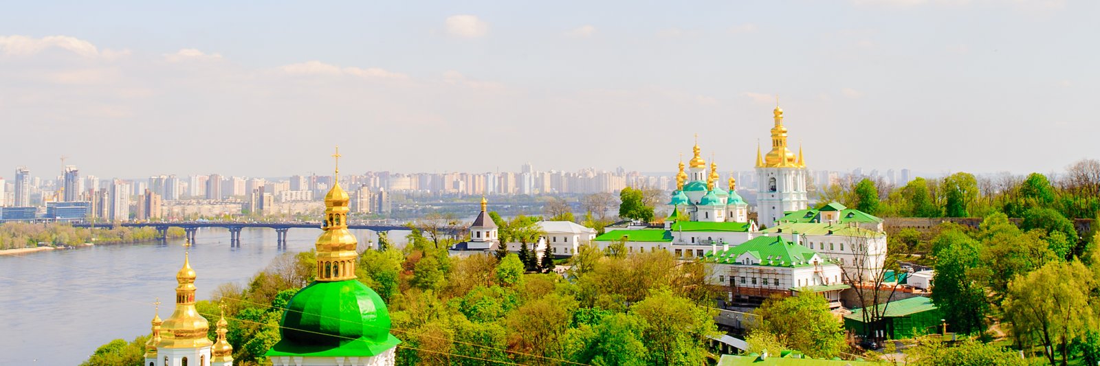 Міський пейзаж із річкою та історичними будівлями