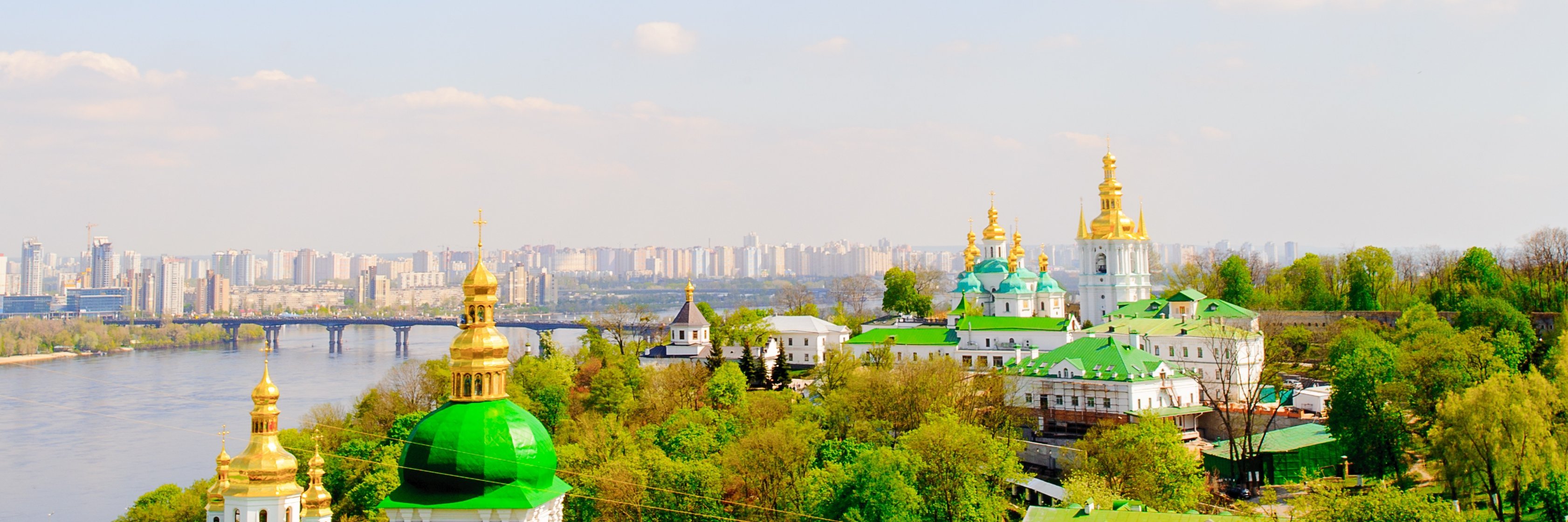 Міський пейзаж із річкою та історичними будівлями