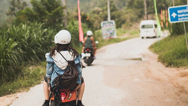 Молода жінка на скутері - туризм за кордоном