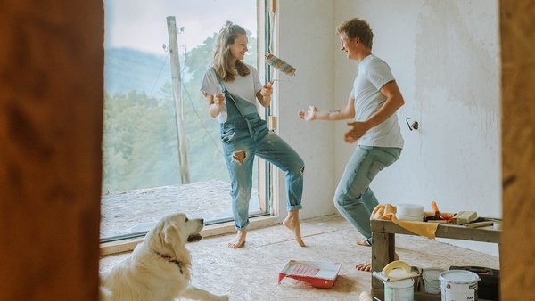 Пара танцює разом із собакою в новому будинку - фінансування будівництва