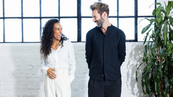 Пара дивиться один на одного зі сміхом – планування весільного бюджету Пара дивиться один на одного зі сміхом – планування весільного бюджету