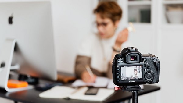 Фотограф працює за комп'ютером - план пенсійного страхування