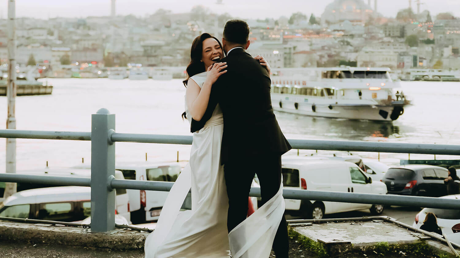 Наречений і наречена тримають один одного, сміючись - планування весілля