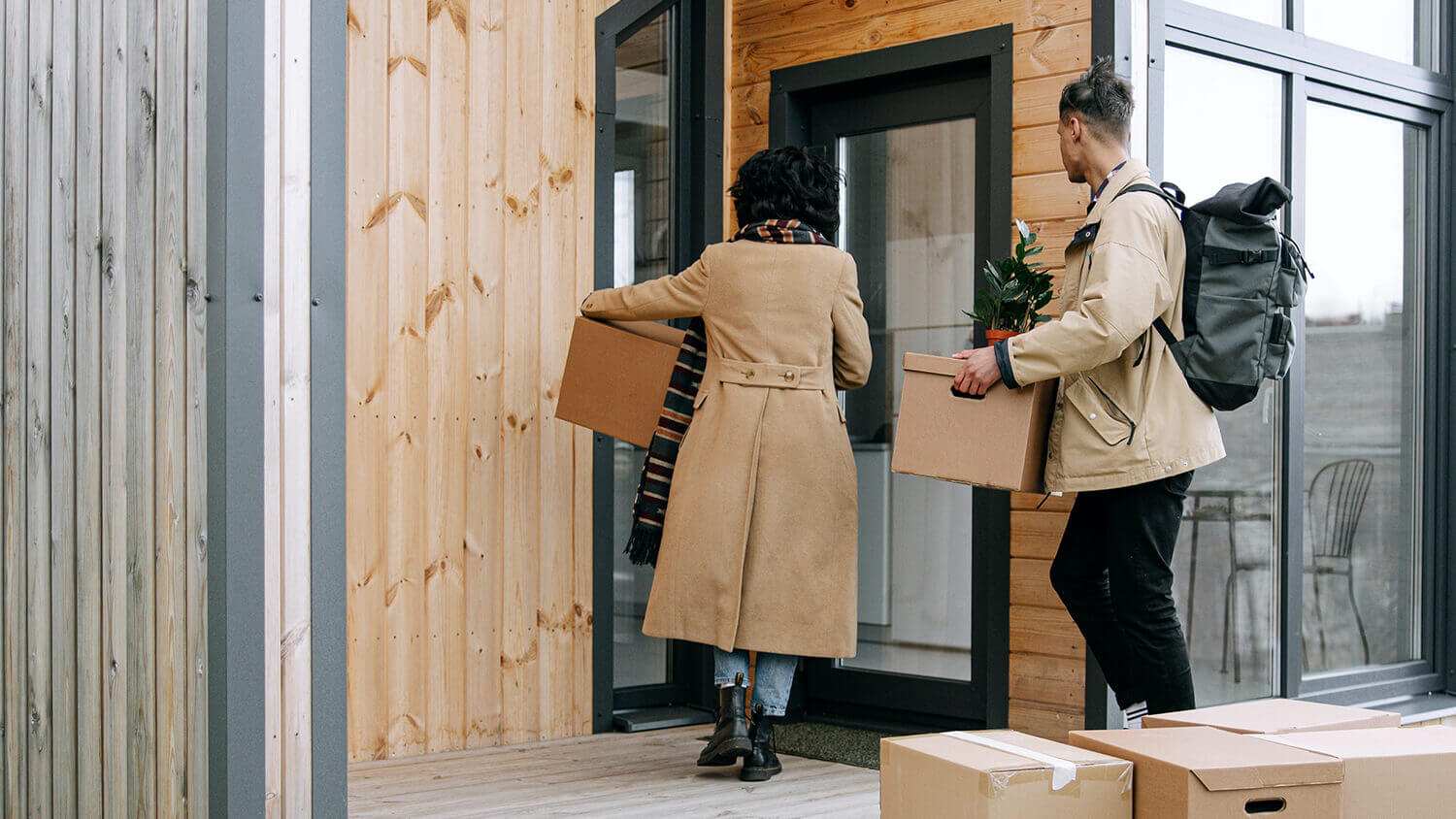 Пара переїжджає у свою першу квартиру Пара переїжджає у свою першу квартиру