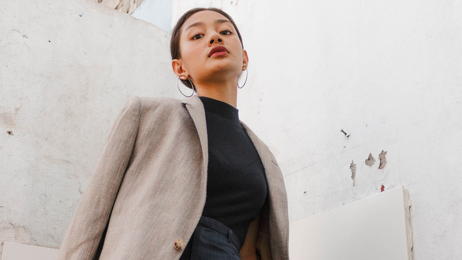 Сильна жінка дивиться у камеру – переговори про підвищення зарплати Сильна жінка дивиться у камеру – переговори про підвищення зарплати