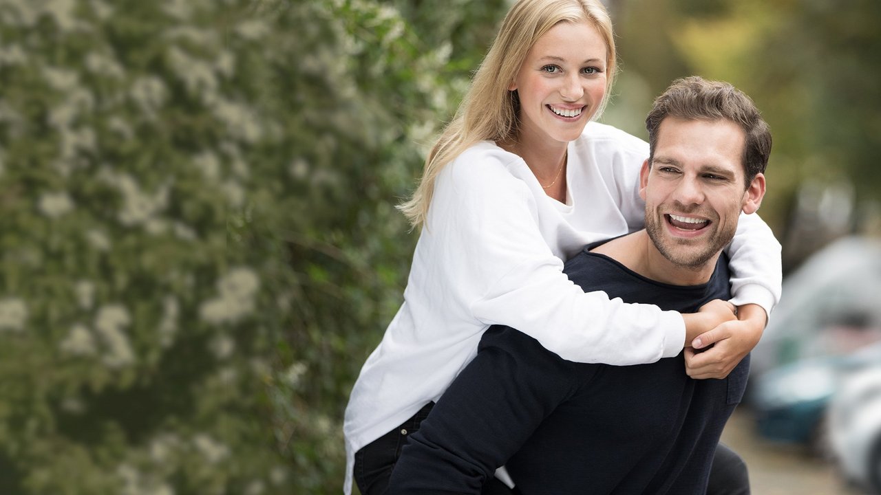 Усміхнена пара на вулиці.