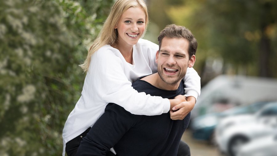 Двоє людей на природі Двоє людей на природі