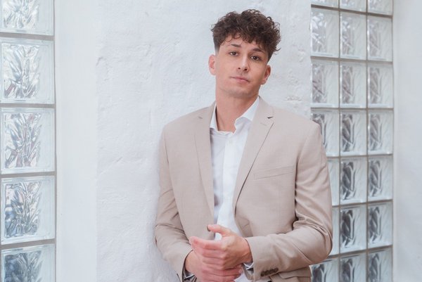 Чоловік стоїть біля стіни