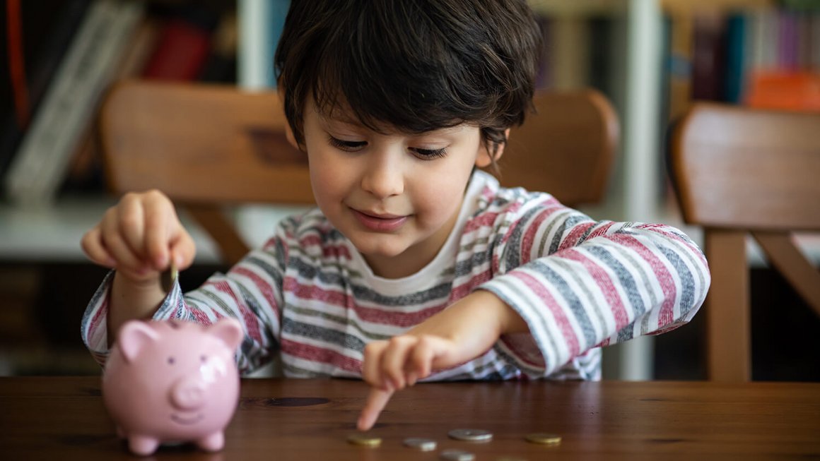 Дитина зі скарбничкою і монетами - щомісячні постійні витрати домогосподарства