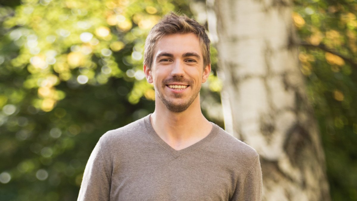 Усміхнений чоловік на вулиці