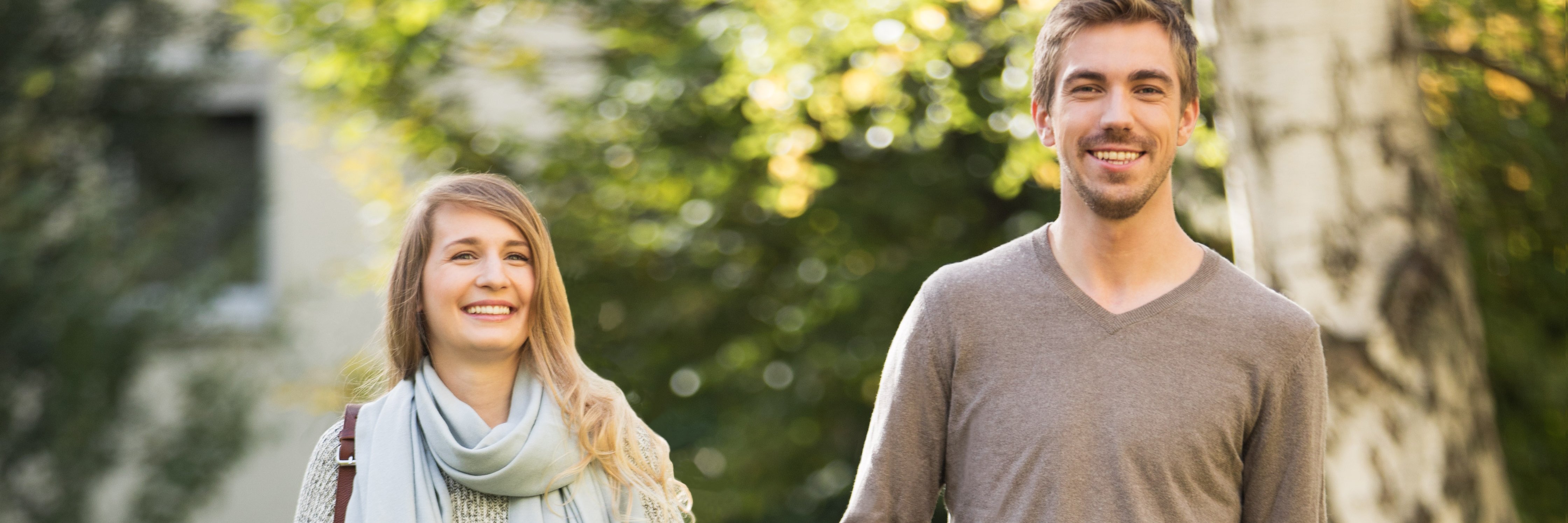 Усміхнена пара йде на вулиці