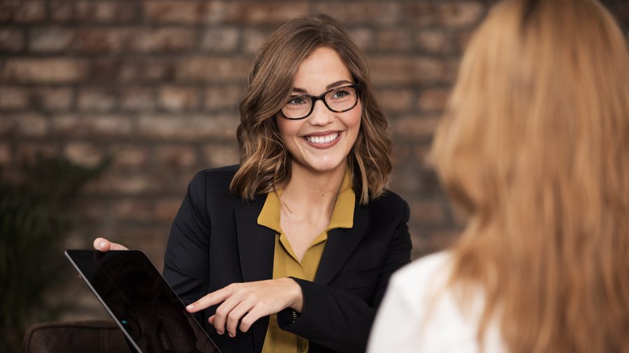 Усміхнена жінка в окулярах