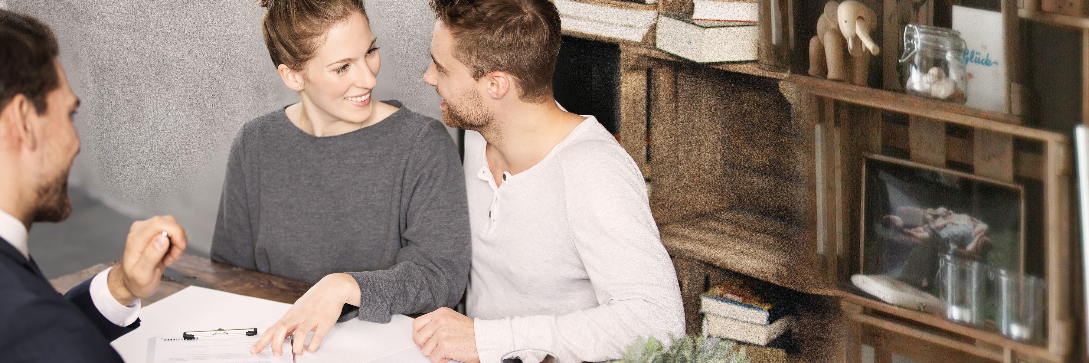 Чоловік і жінка розмовляють з консультантом