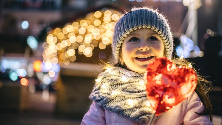Дівчина з серцем там Різдвяними ліхтарями – Правильне інвестування