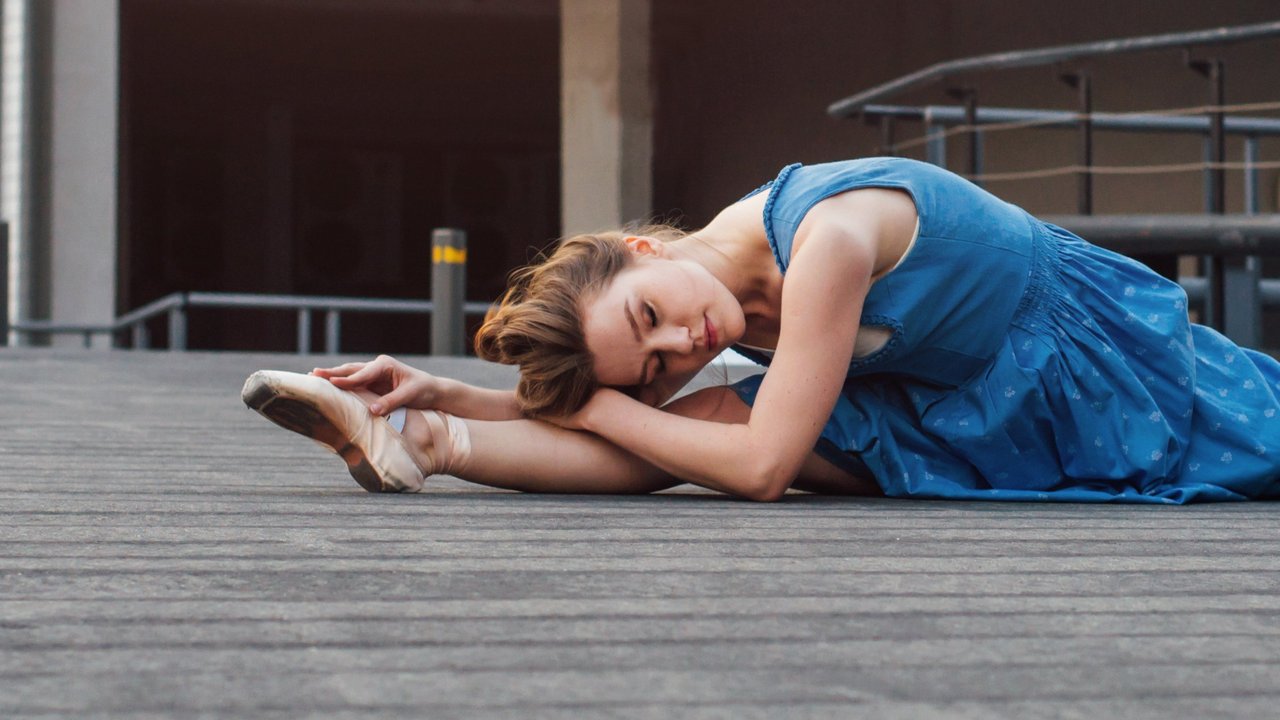 Жінка розтягується на відкритому повітрі