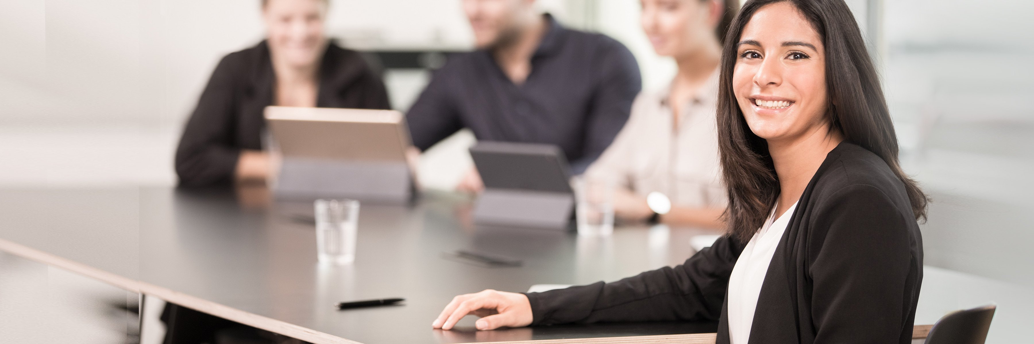 Усміхнена жінка за столом