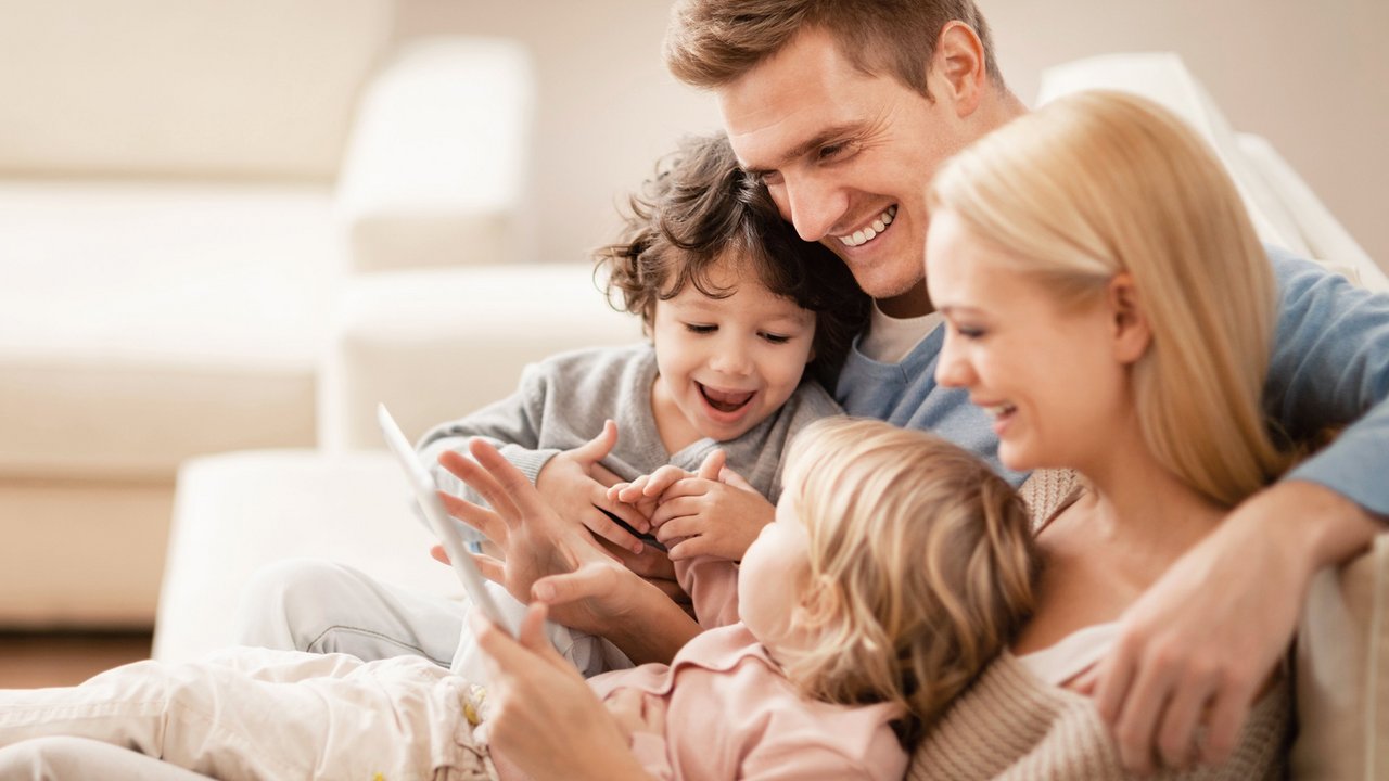 Сім’я з дітьми користується планшетом