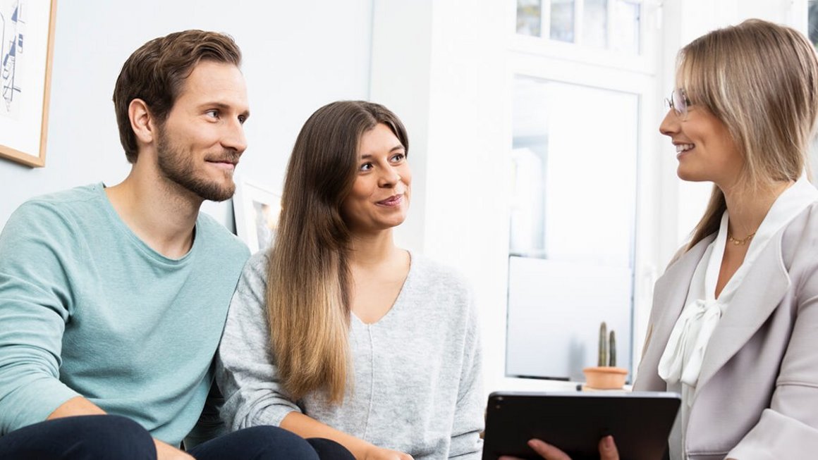 Троє людей на діловій зустрічі