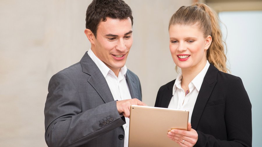 Чоловік і жінка з планшетом