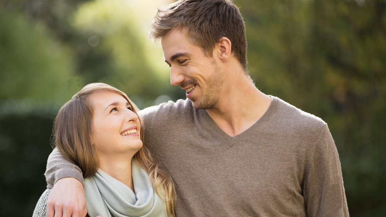 Усміхнена пара на вулиці