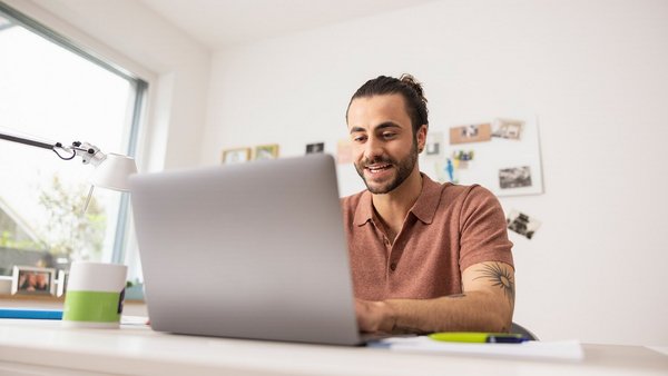 Робота з дому, людина за ноутбуком – Робоче місце вдома в OVB Робота з дому, людина за ноутбуком – Робоче місце вдома в OVB