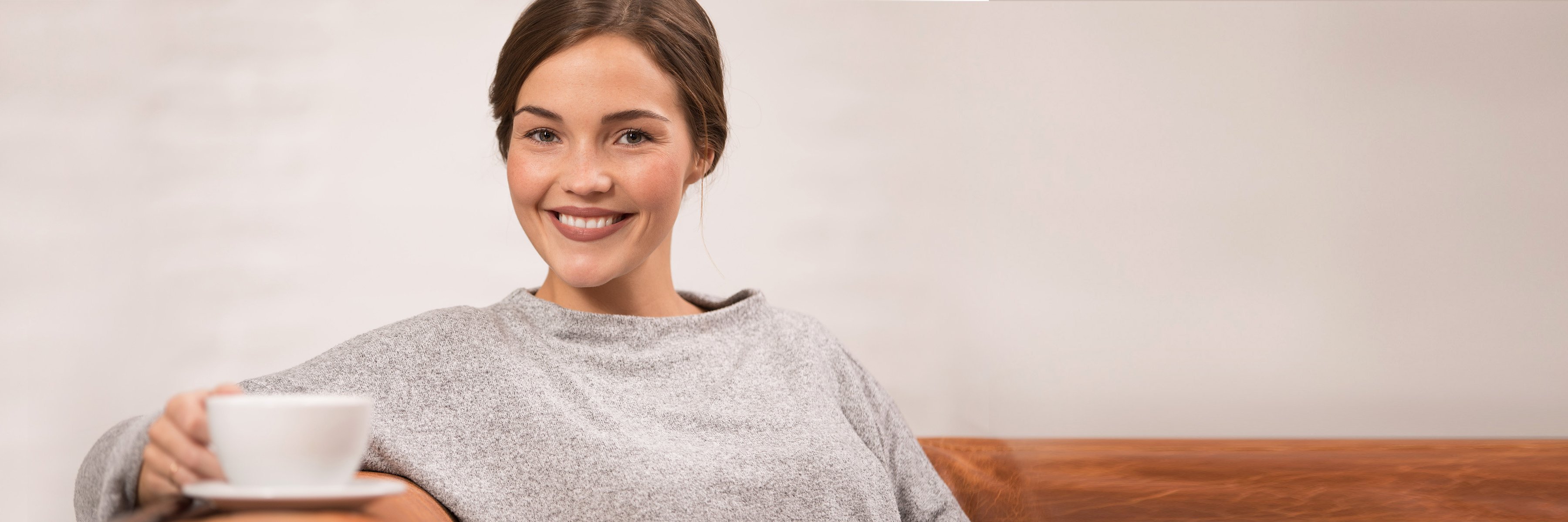 Усміхнена жінка з чашкою
