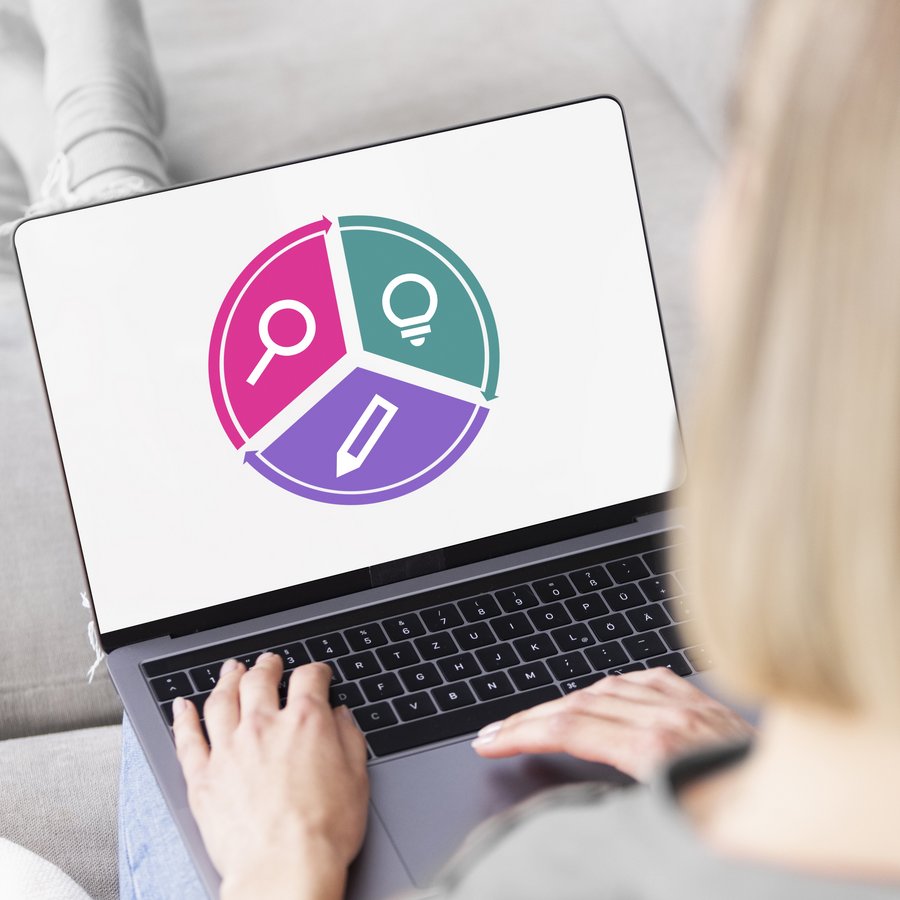 Жінка працює за ноутбуком із діаграмою на екрані.