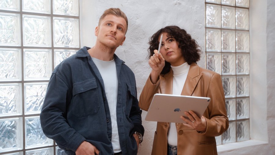 Чоловік і жінка стоять із планшетом