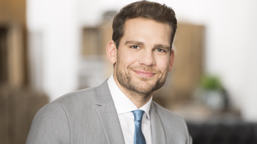 Усміхнений чоловік у костюмі