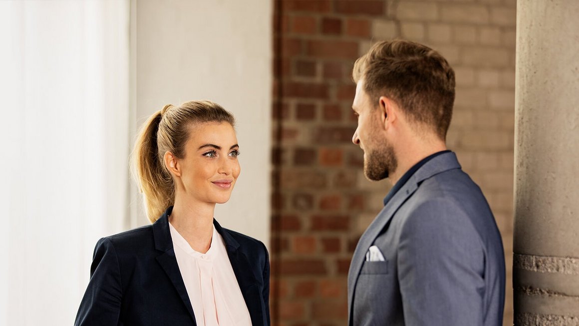 Жінка і чоловік стоять у приміщенні