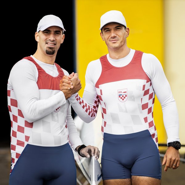 Двоє спортсменів у однаковій спортивній формі та кепках стоять поруч і тиснуть руки.