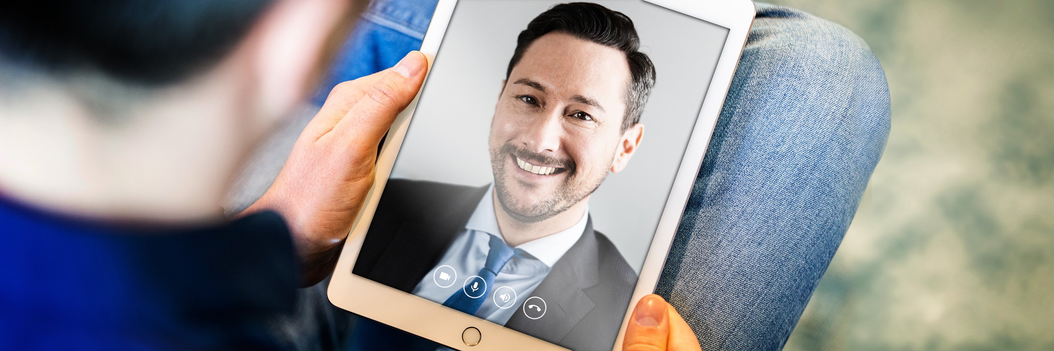 Чоловік на екрані планшета під час відеодзвінка