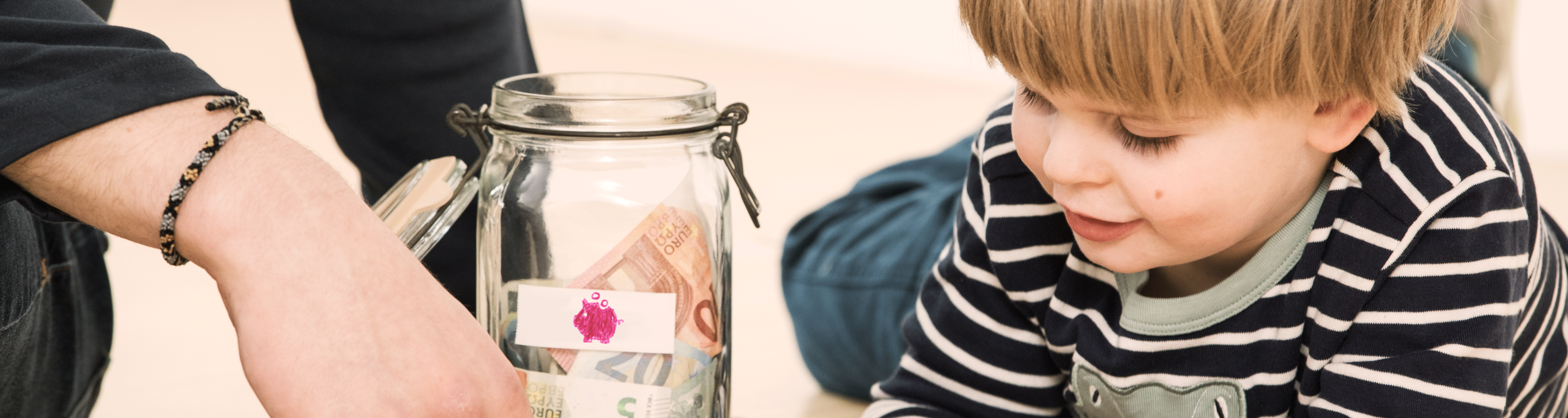 Дитина з банкою для заощаджень